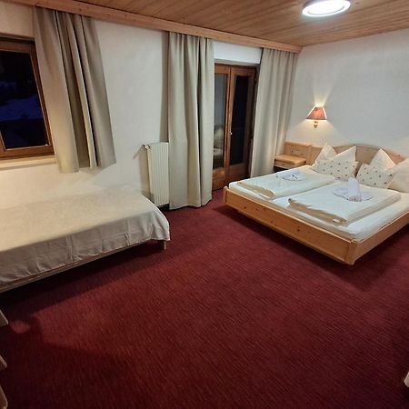 Pension Razil Ladis Buitenkant foto