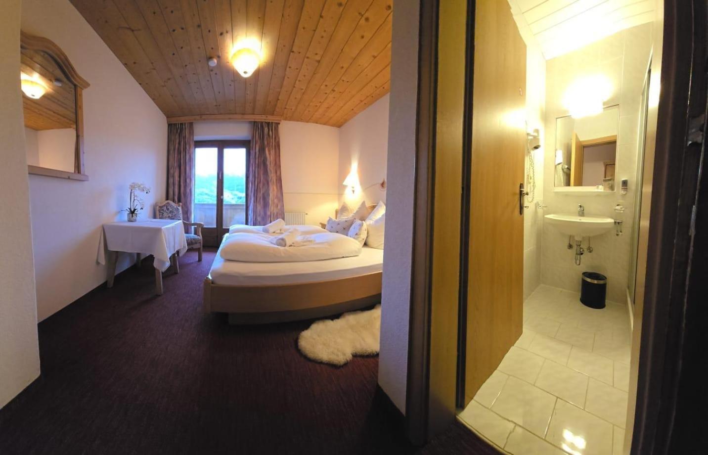 Pension Razil Ladis Buitenkant foto