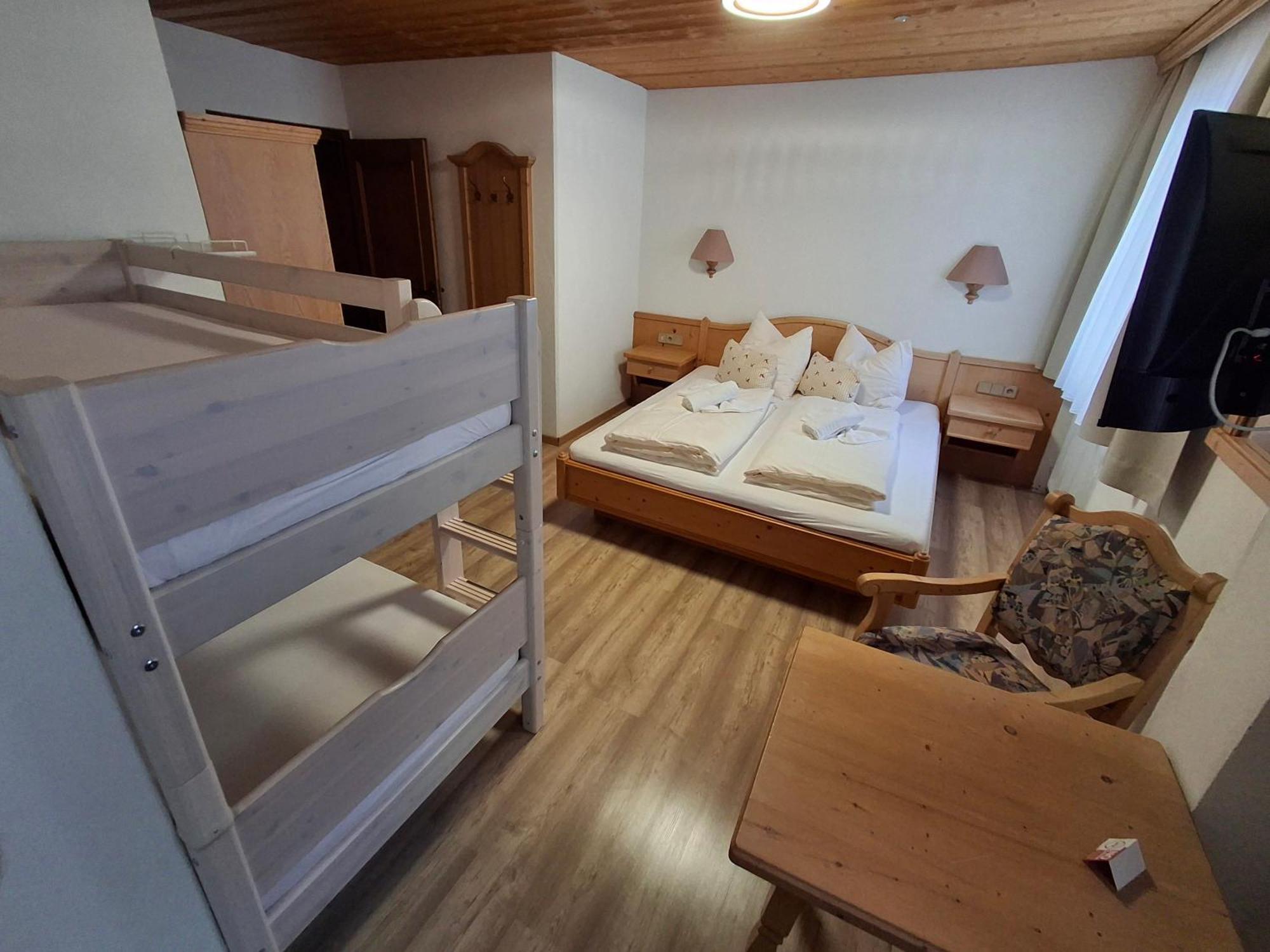 Pension Razil Ladis Buitenkant foto